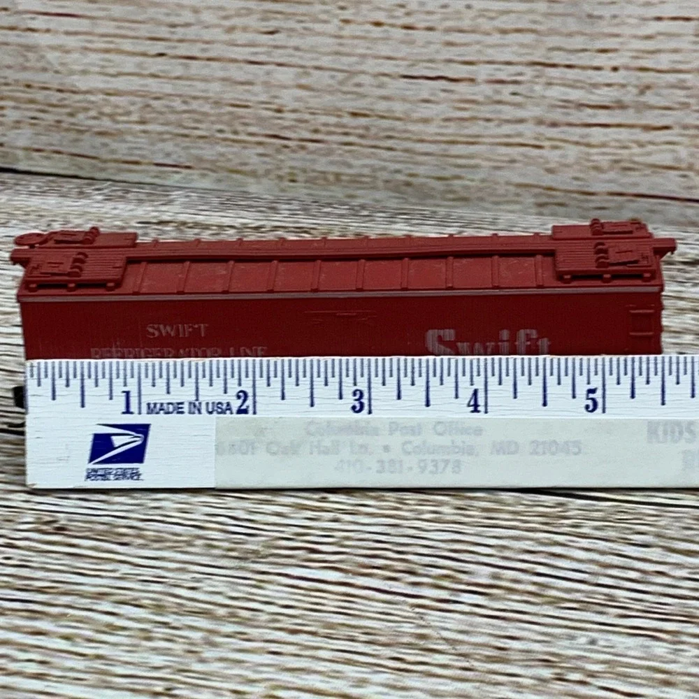 Red Swift Refrigeration Line SRLX 4208 HO Scale‎ Model Train Car
